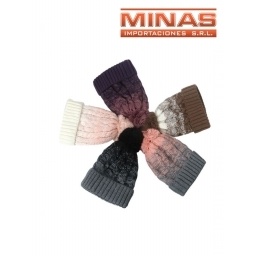 GORRO TRENZADO CON POMPON.