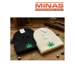 GORRO CON HOJA, DOBLE, NEGRO O BLANCO.