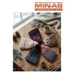 GORRO TRENZADO CON POMPON.
